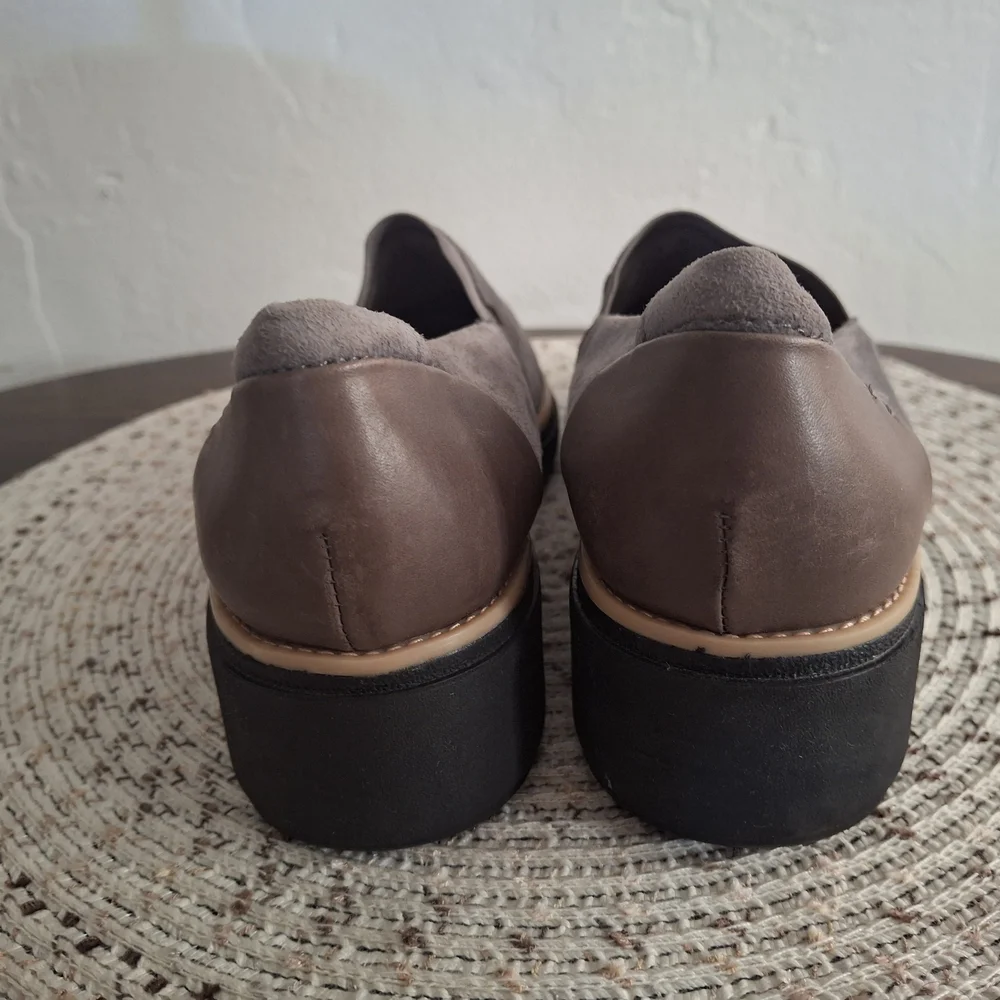 Clarks  Brown Suede Women's Loafers Size 7.5 - Picture 3 of 8